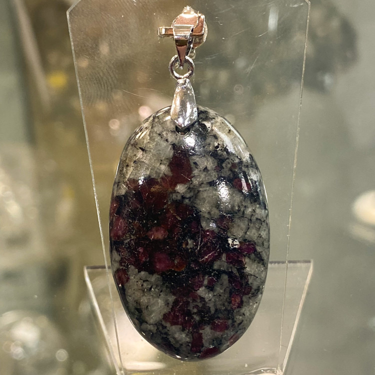 PENDENTIF EUDIALYTE