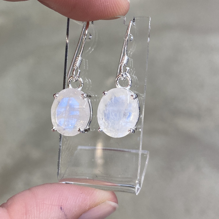 BOUCLES PIERRE DE LUNE BLANCHE/ BLEUE FACETTEE